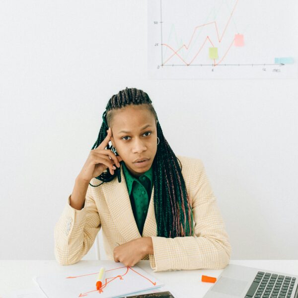 IRPP Togo barème 2026 : professionnelle africaine analyse ses documents fiscaux et sa fiche de paie sur son bureau