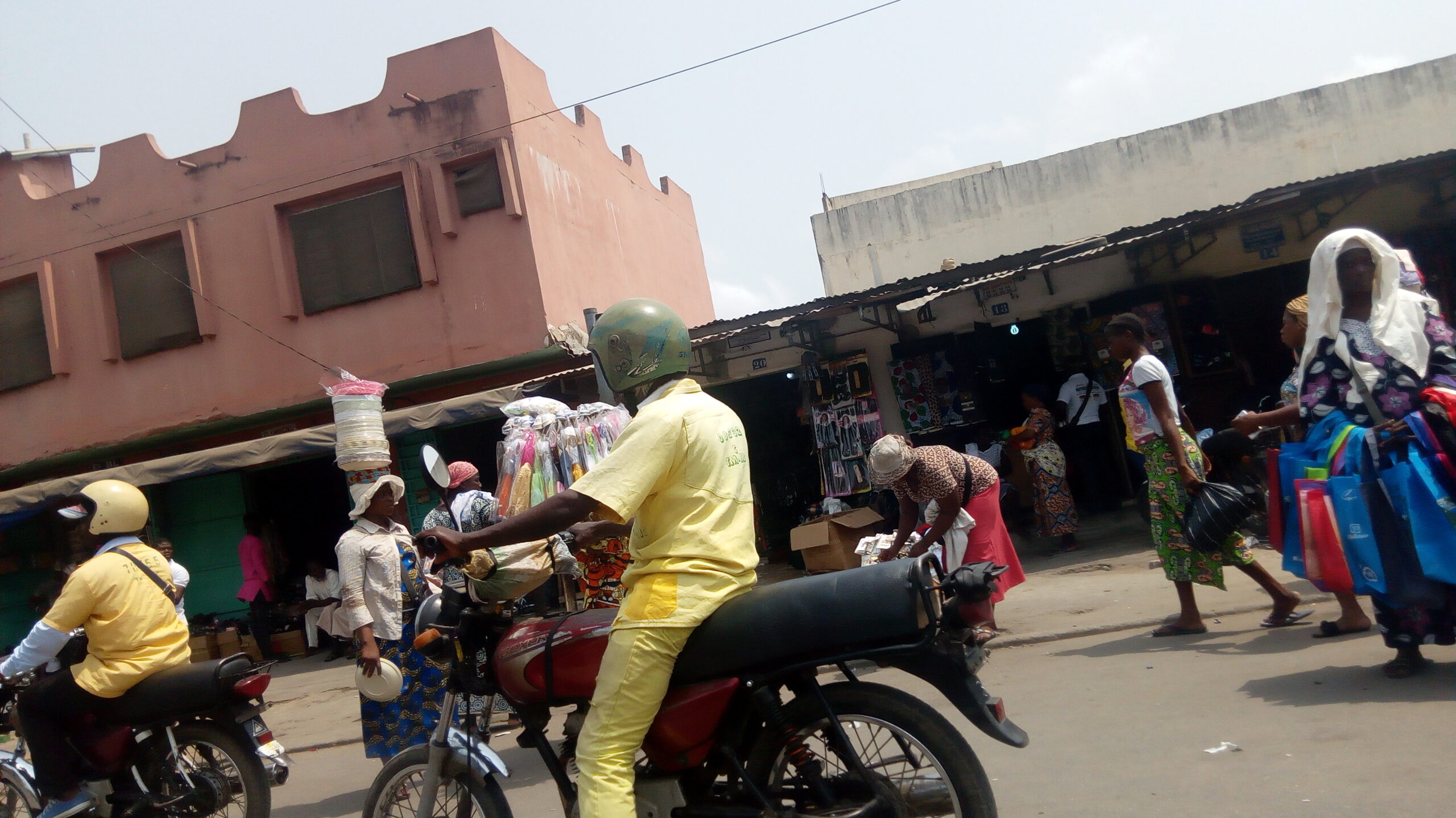 saisie permis moto Togo - conducteur de moto-taxi en recherche de client