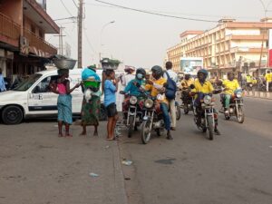 zémidjan accident mission Togo - moto-taxis avec passagers sur boulevard urbain d'Afrique de l'Ouest