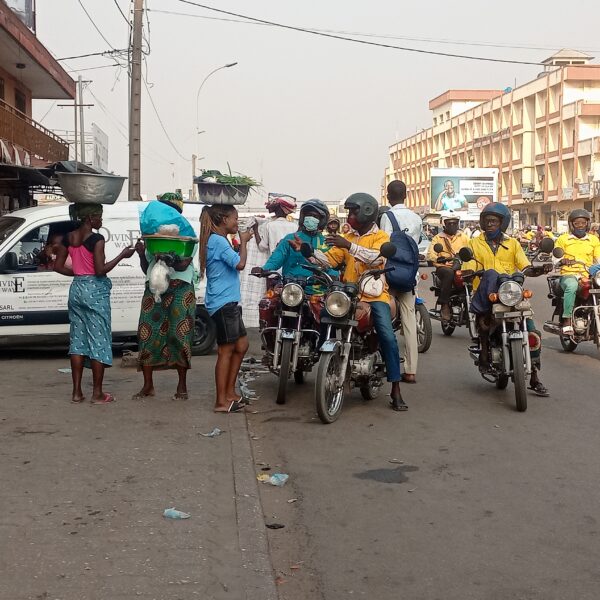 zémidjan accident mission Togo - moto-taxis avec passagers sur boulevard urbain d'Afrique de l'Ouest