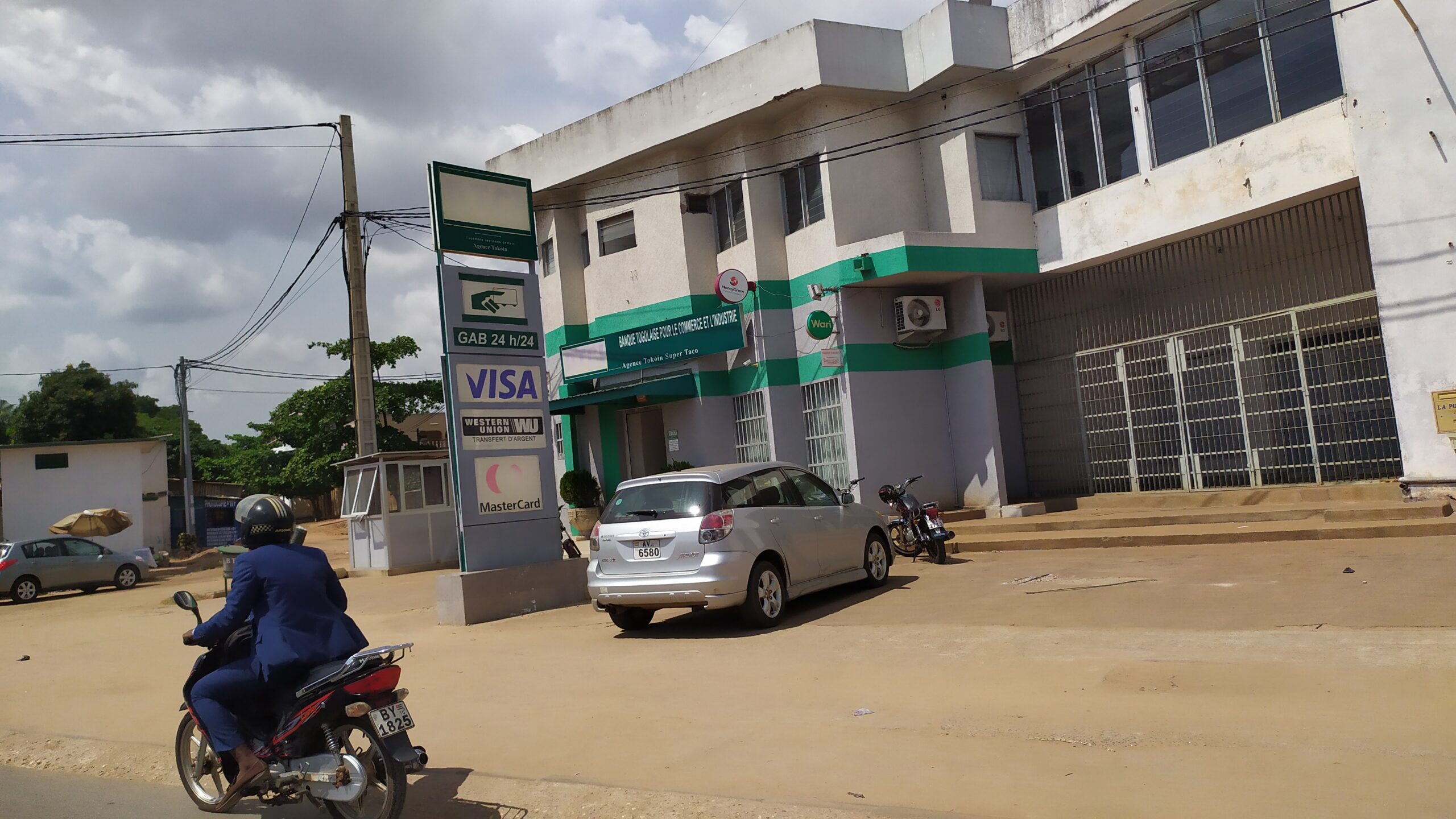 créancier saisie terrain Togo - scène urbaine Lomé huissier signification commandement