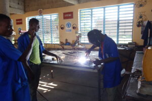 patron refuse CNSS Togo - artisan informel travaillant sans protection sociale dans son atelier a Kara