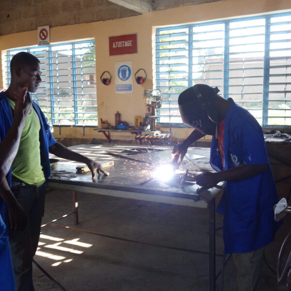 patron refuse CNSS Togo - artisan informel travaillant sans protection sociale dans son atelier a Kara