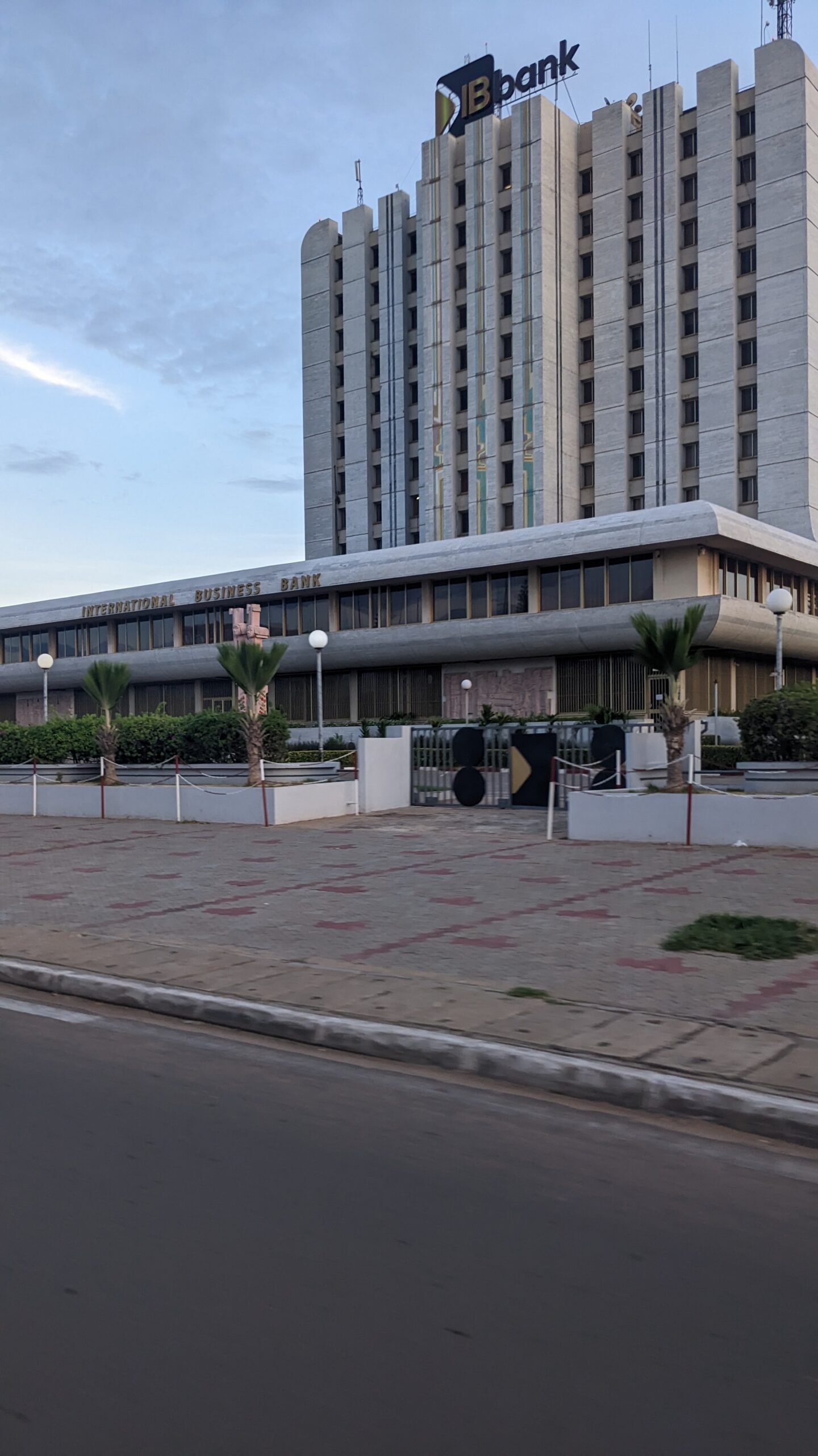 BCEAO e-commerce Togo 2026 - Facade banque IB Boulevard 13 janvier Lome sanctions reglementation UEMOA