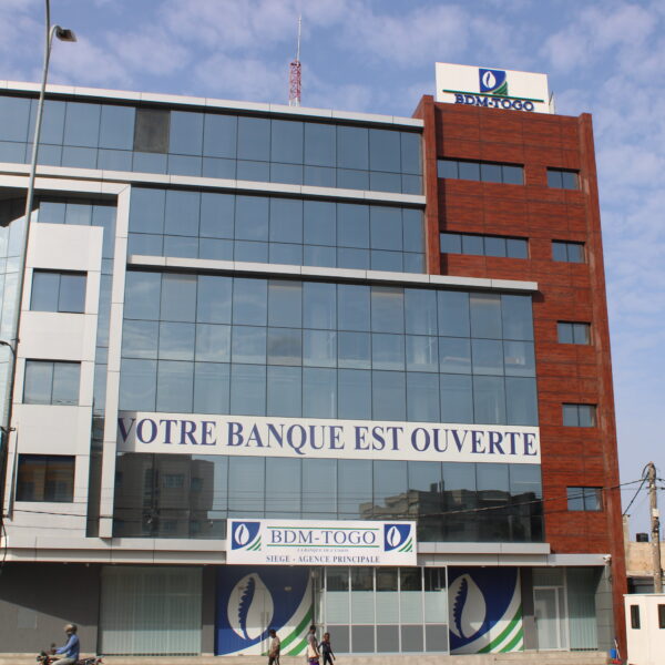 créancier saisie terrain Togo - immeuble commercial Boulevard 13 janvier Lomé parcelle bordée