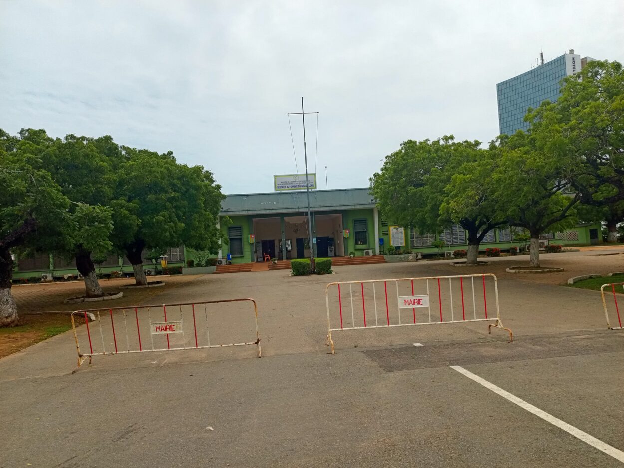 patron refuse CNSS Togo - Mairie centrale de Lome batiment administratif officiel