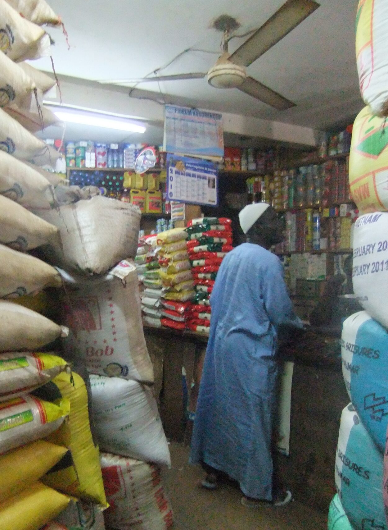 microfinance taux 24 Togo : commercante boutique alimentaire Kpalime
