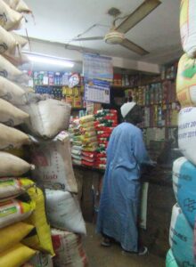 microfinance taux 24 Togo : commercante boutique alimentaire Kpalime