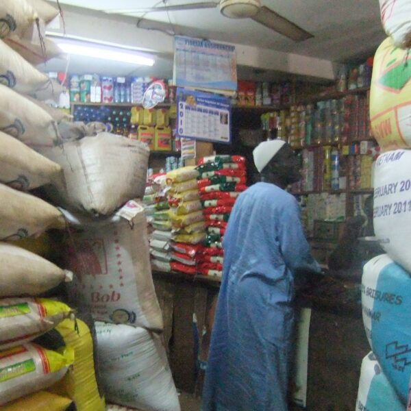microfinance taux 24 Togo : commercante boutique alimentaire Kpalime