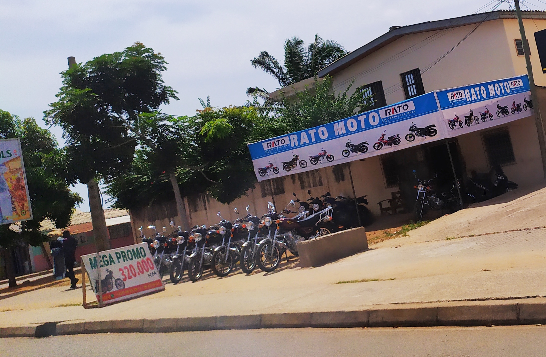 microfinance taux 24 Togo : crédit moto zémidjan dans une boutique de Lomé
