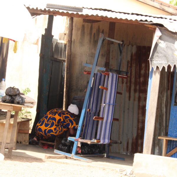 apprenti veut partir Togo : femme tisserande dans son atelier