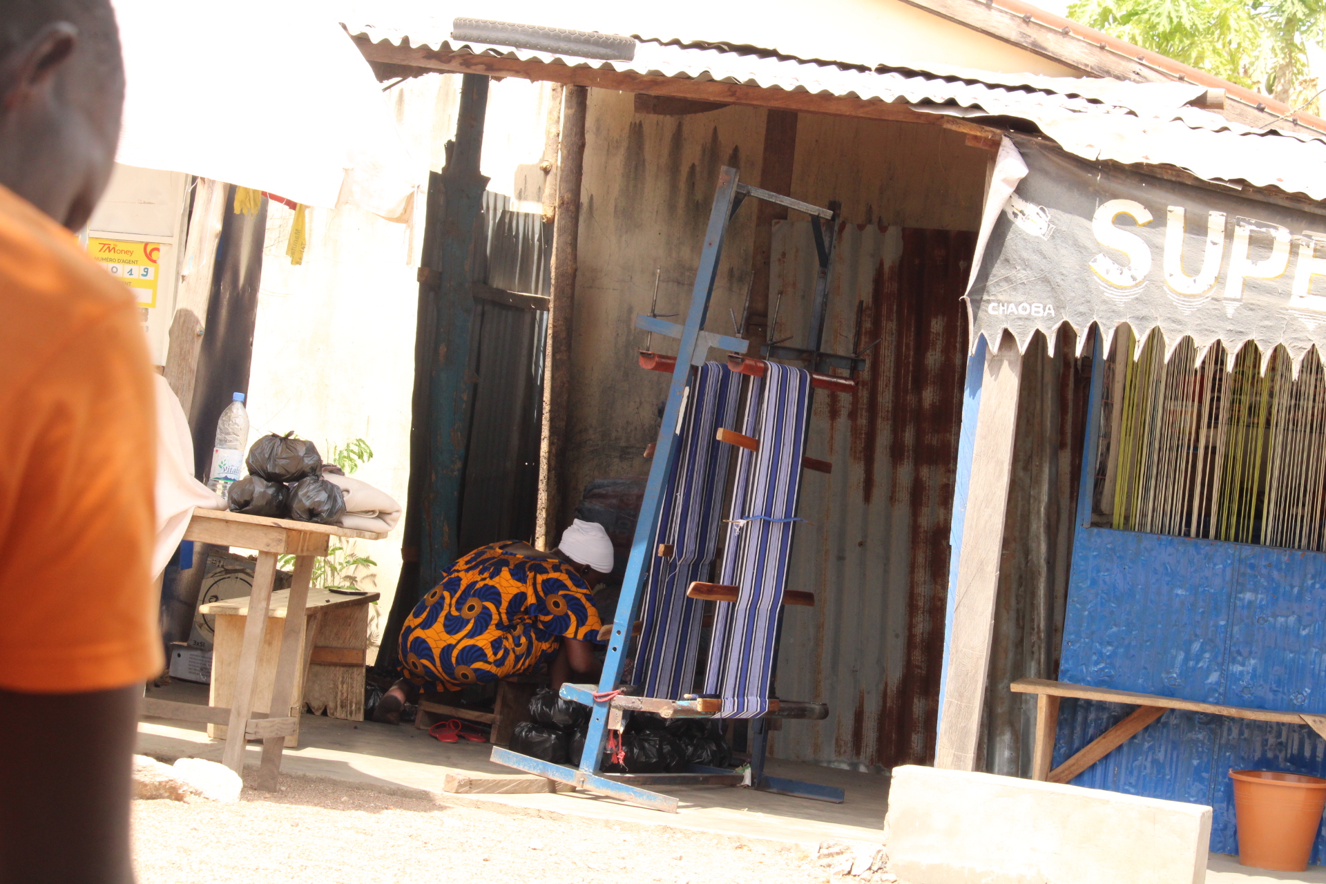 Apprentie enceinte Togo : femme tisserande travaillant dans son atelier