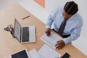 période essai CDI Togo - signature contrat travail bureau Lomé