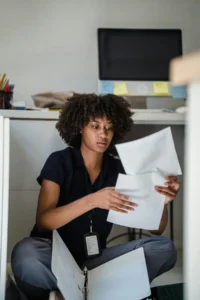 solde tout compte Togo - secrétaire examine bulletin salaire bureau Lomé