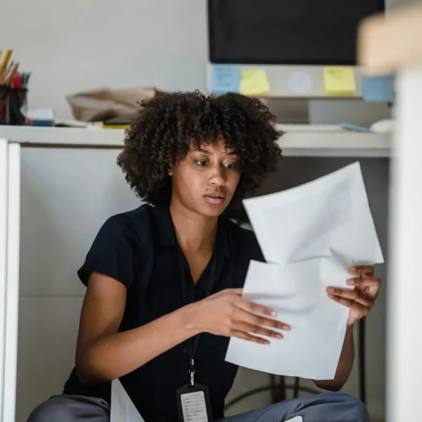 solde tout compte Togo - secrétaire examine bulletin salaire bureau Lomé