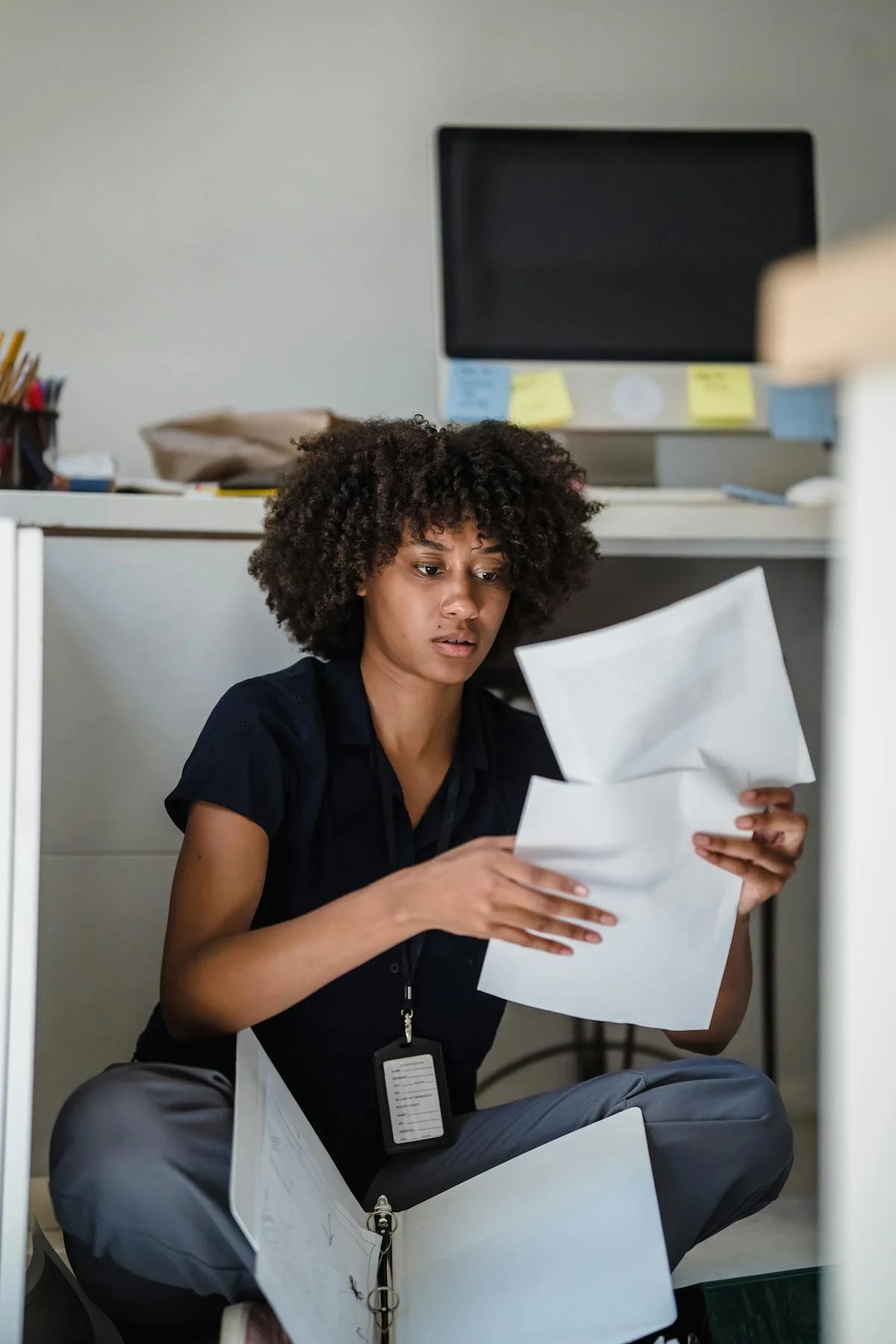 solde tout compte Togo recours - employée africaine examine bulletin de salaire au bureau