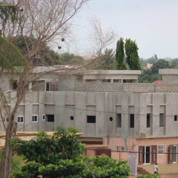 permis de construire Togo : maison à étage en construction