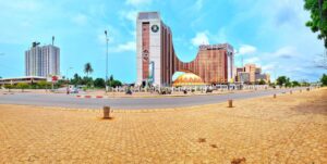 double nationalité togolaise : boulevard et quartier bancaire de Lomé avec le siège de la banque CEDEAO