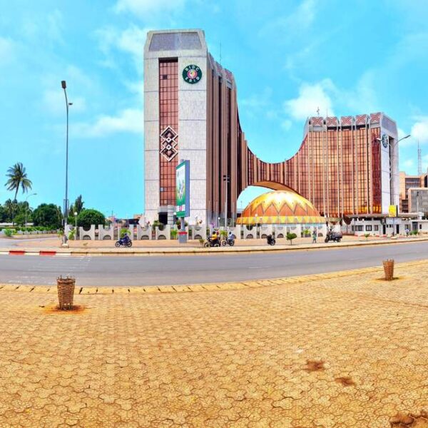 double nationalité togolaise : boulevard et quartier bancaire de Lomé avec le siège de la banque CEDEAO