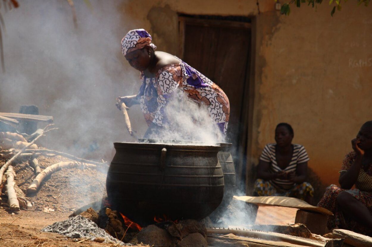 employée de maison Togo cuisinant un repas sur le feu