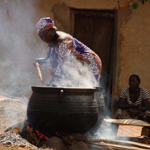 employée de maison Togo cuisinant un repas sur le feu