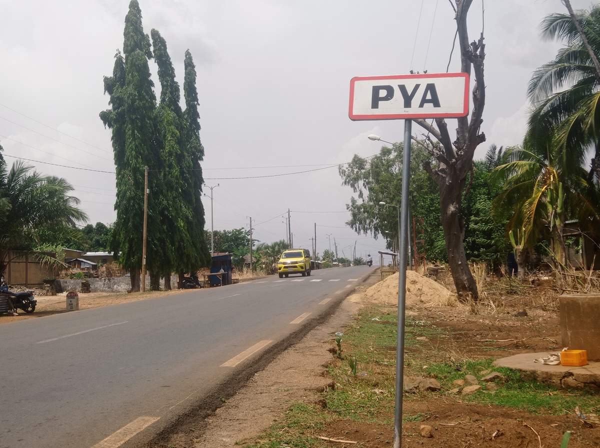 Route traversant la ville de Pya au Togo, parcelles riveraines exposées à l'expropriation