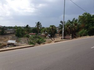 Terrain et habitations le long dune route au Togo, zone concernée par une expropriation pour utilité publique