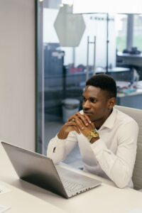 Entrepreneur au travail sur la facturation, facture electronique certifiee au Togo