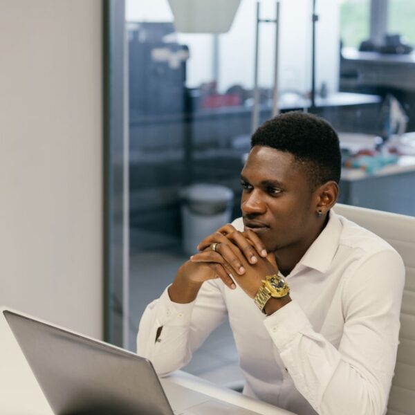 Entrepreneur au travail sur la facturation, facture electronique certifiee au Togo