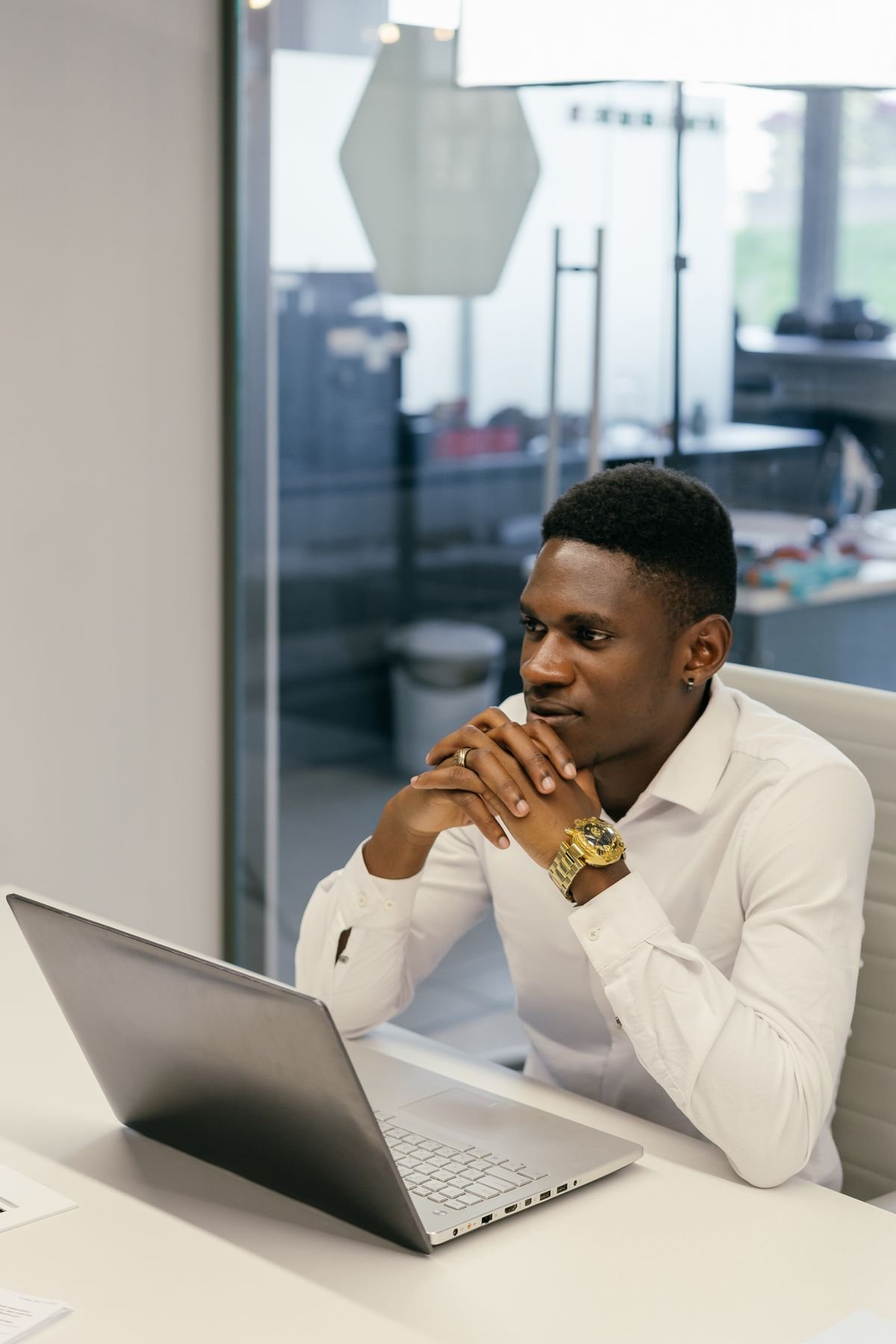 Entrepreneur au travail sur la facturation, facture electronique certifiee au Togo