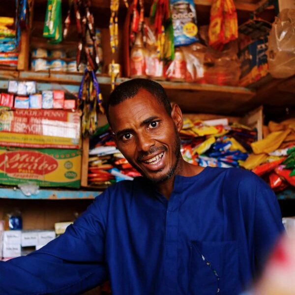 Commercant togolais dans sa boutique, facture electronique certifiee au Togo