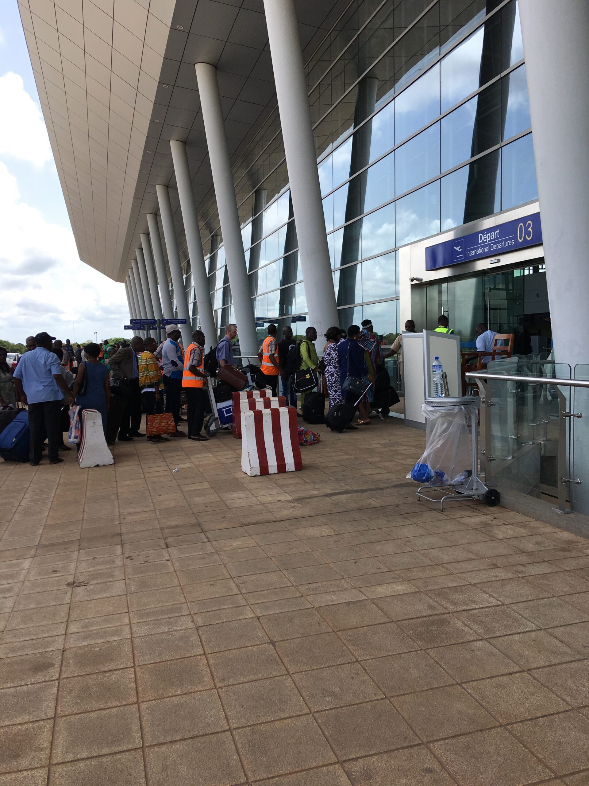 Hall des départs de l'aéroport Gnassingbé Eyadéma de Lomé, voyageurs africains au Togo