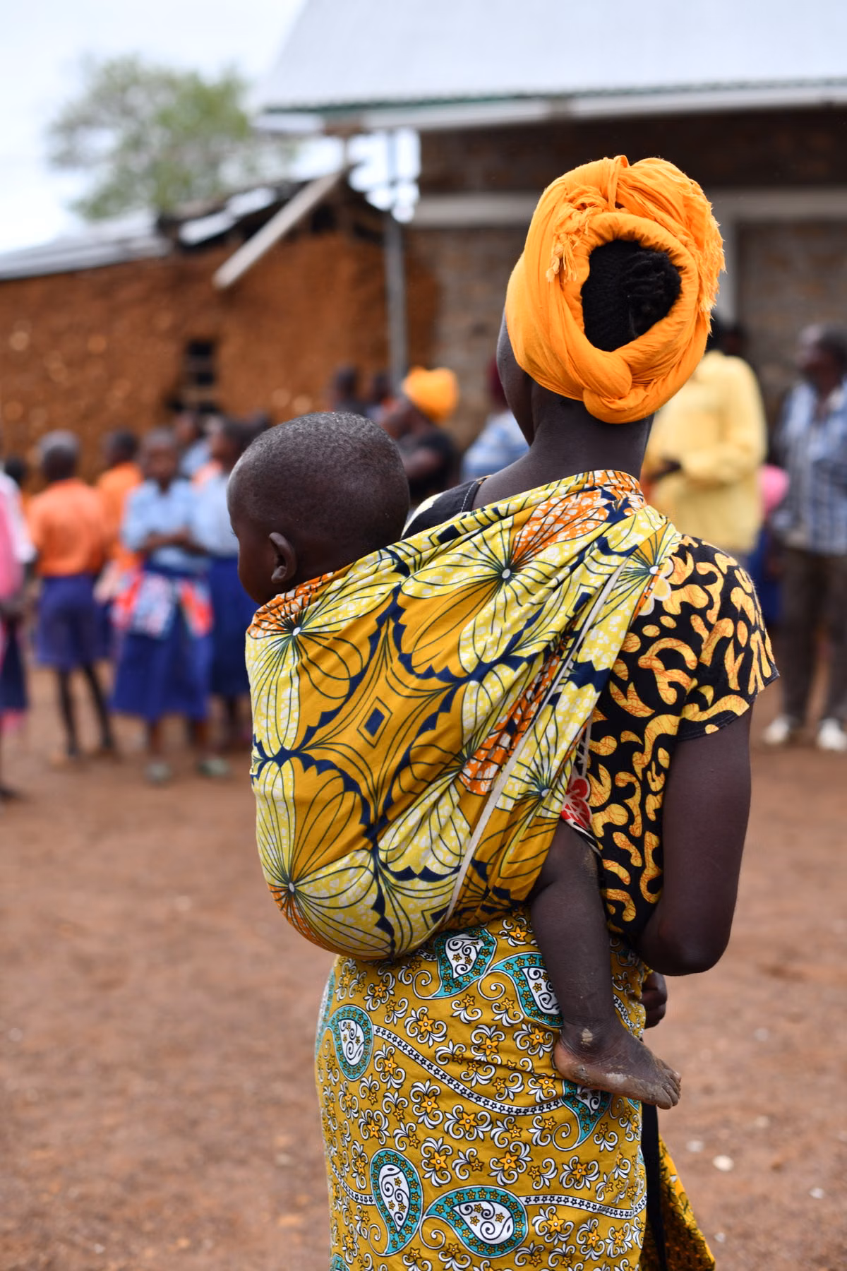 Protection de l'enfant au Togo contre la pédophilie : mère portant son bébé en pagne