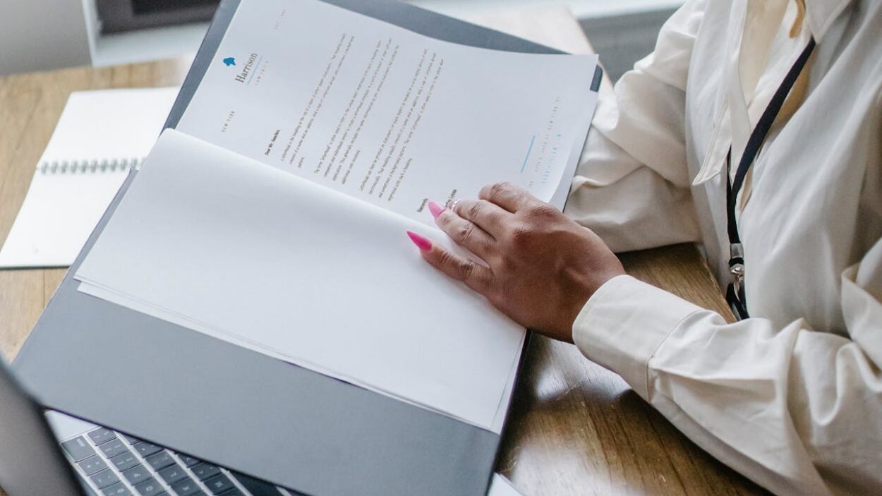 grille salariale Togo : femme cadre analysant son bulletin de paie au bureau