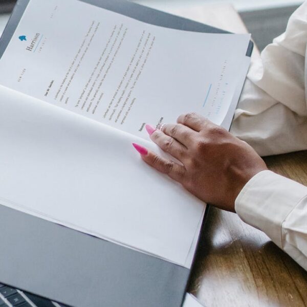 grille salariale Togo : femme cadre analysant son bulletin de paie au bureau