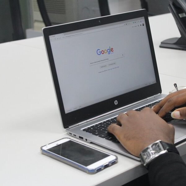 Societe acheter terrain Togo : entrepreneur africain au bureau gere les demarches RCCM