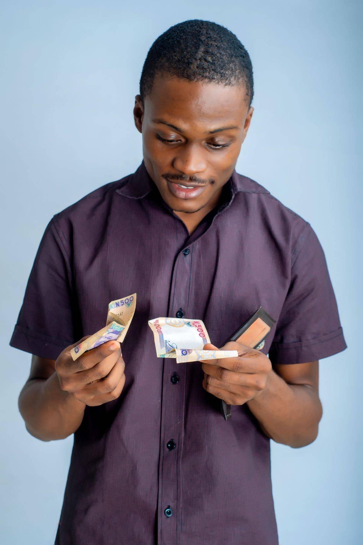 Jeune homme comptant ses gains, taxe sur les gains de paris au Togo
