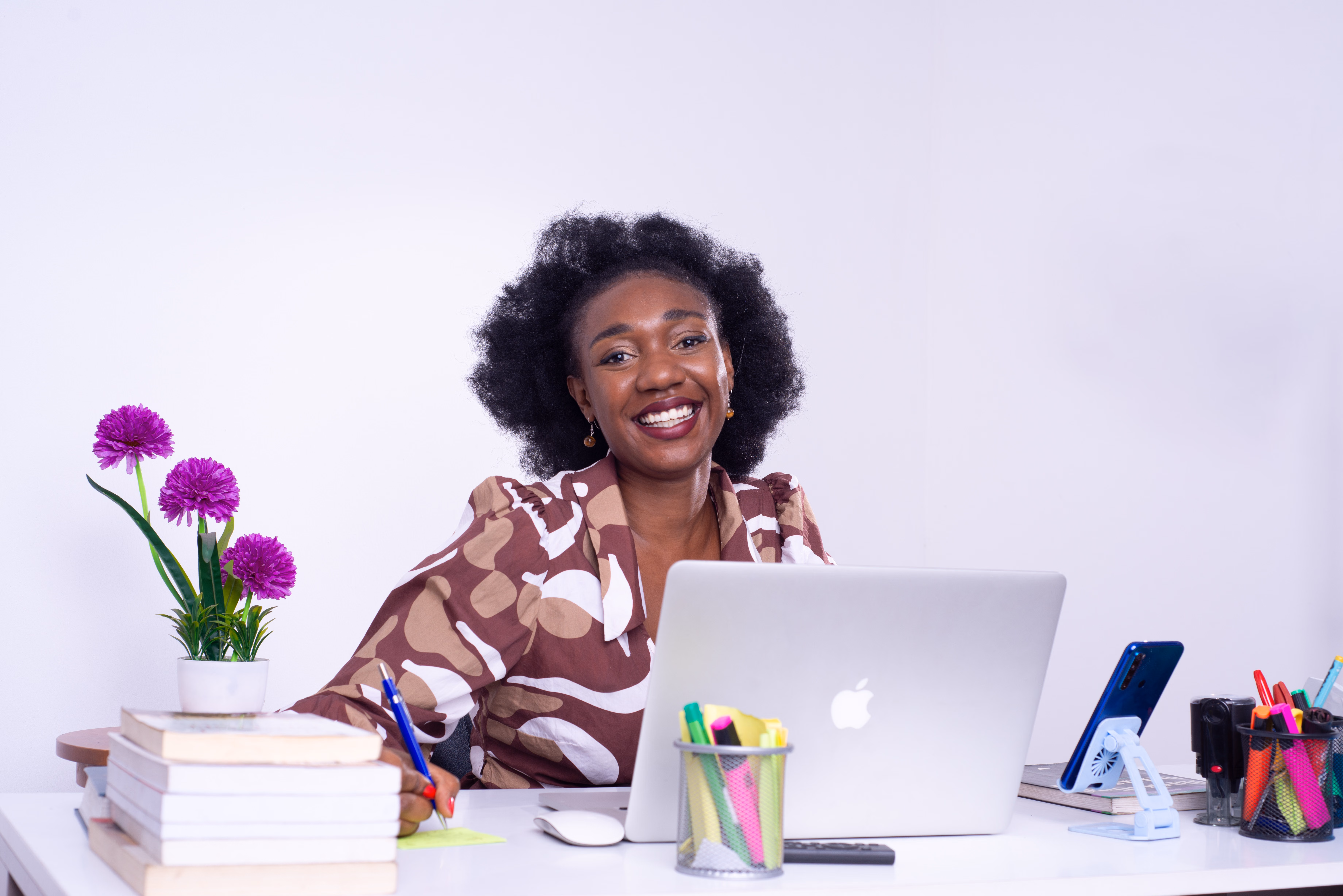 conformité facture Togo - entrepreneure africaine vérifiant ses documents au bureau