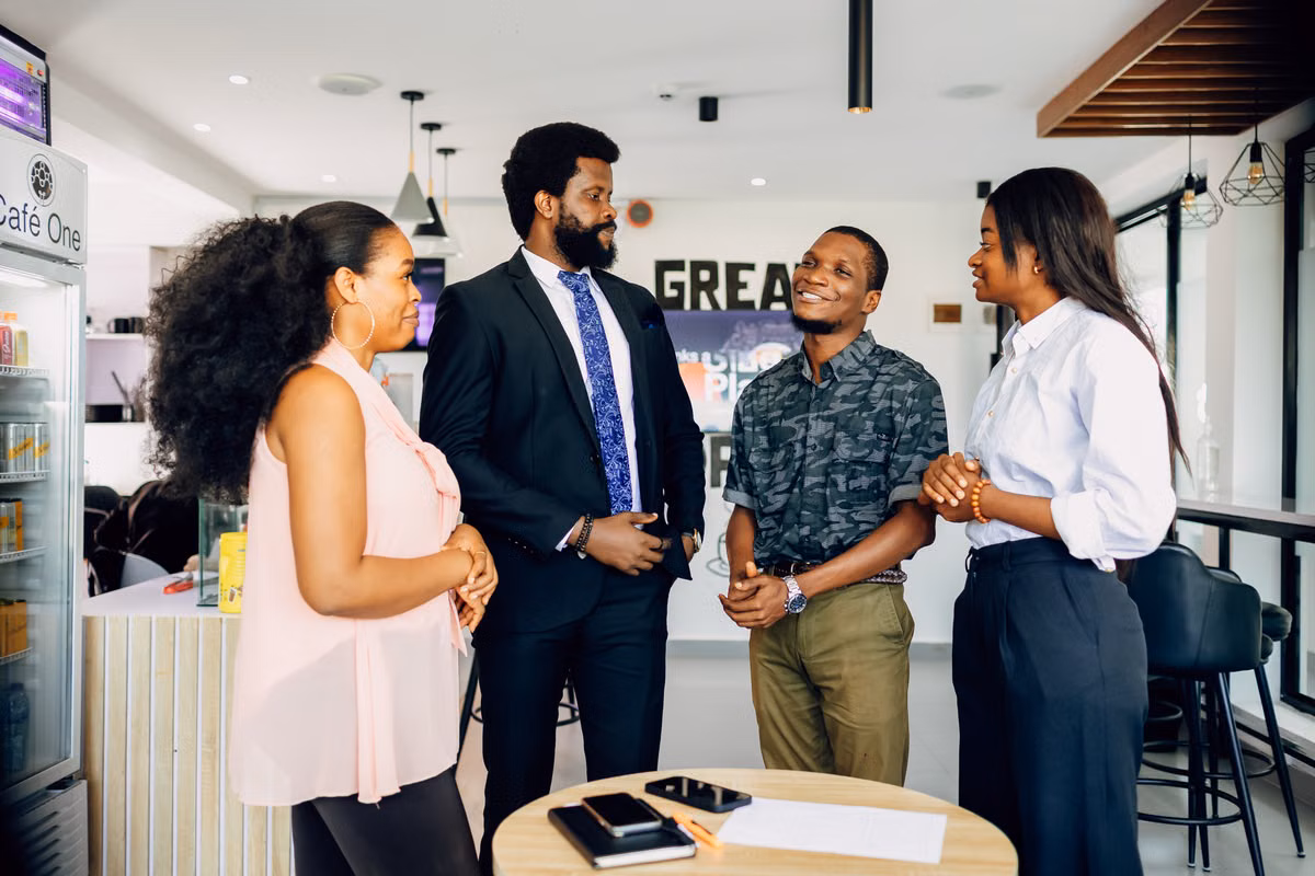 SASU ou SARL Togo - équipe d'entrepreneurs africains en réunion pour créer leur société