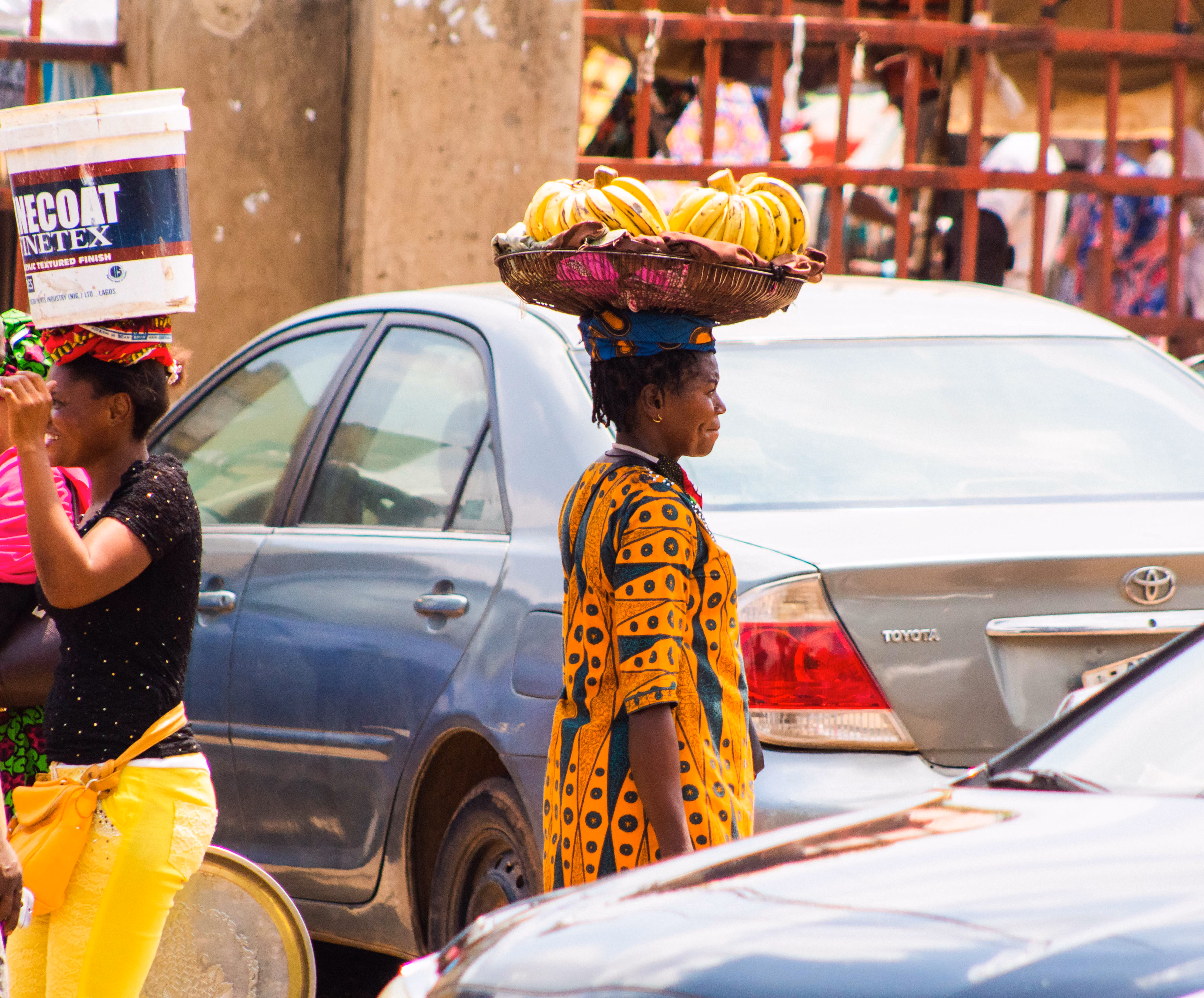impôts entreprise Togo - vendeuse sur un marché ouest-africain, petite entreprise