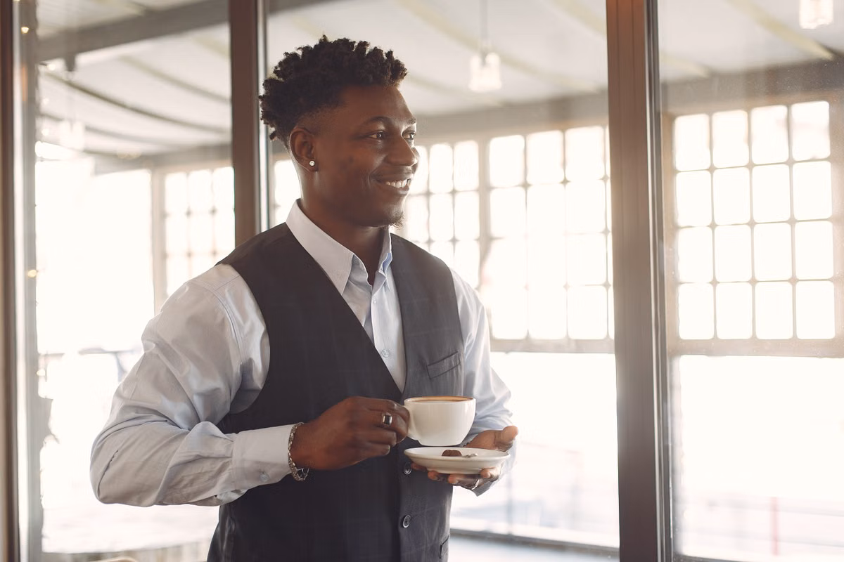 SASU ou SARL Togo - jeune entrepreneur togolais souriant, créateur de société en solo