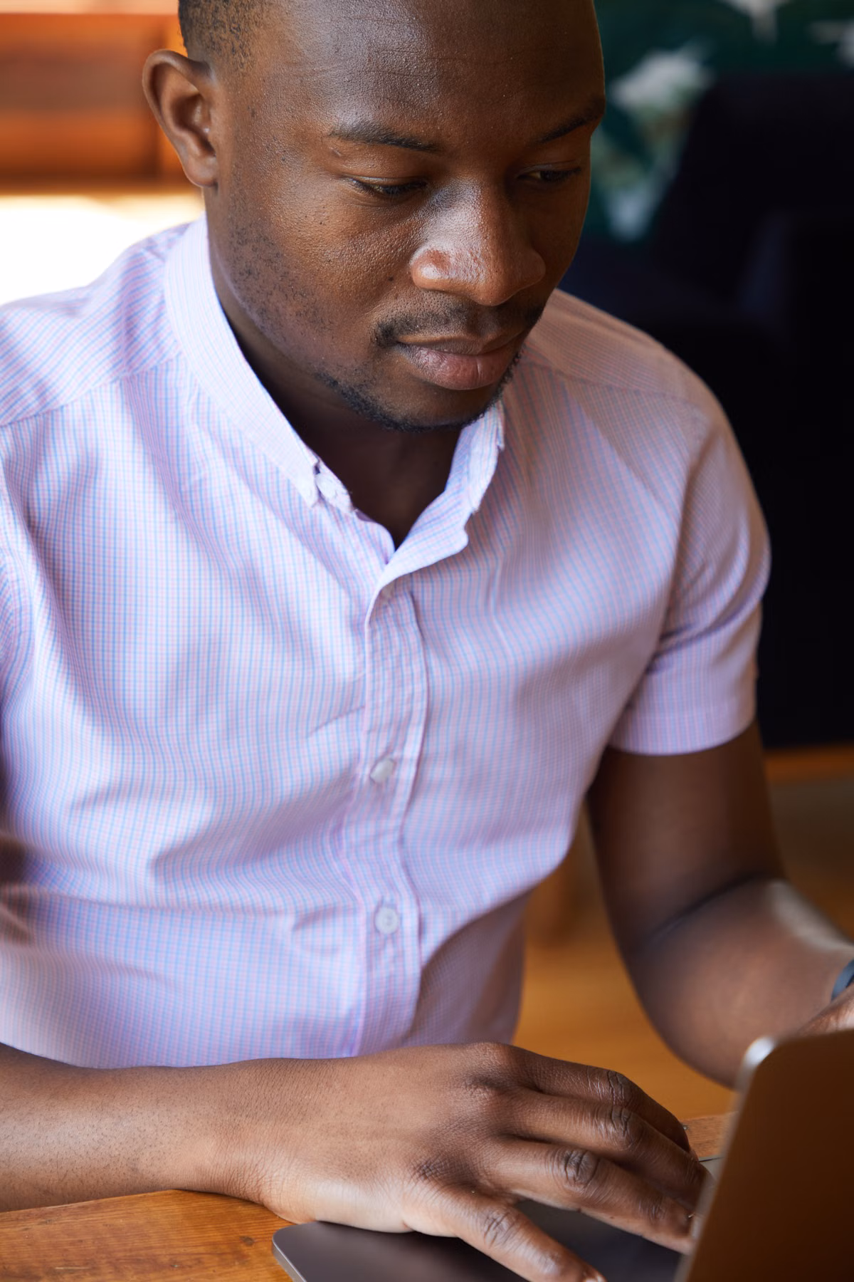 SASU ou SARL Togo - entrepreneur togolais gérant sa société sur son ordinateur portable