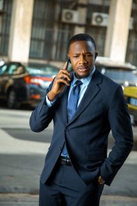 Contrat par WhatsApp au Togo : un entrepreneur conclut un accord au téléphone dans une rue d Afrique de l Ouest