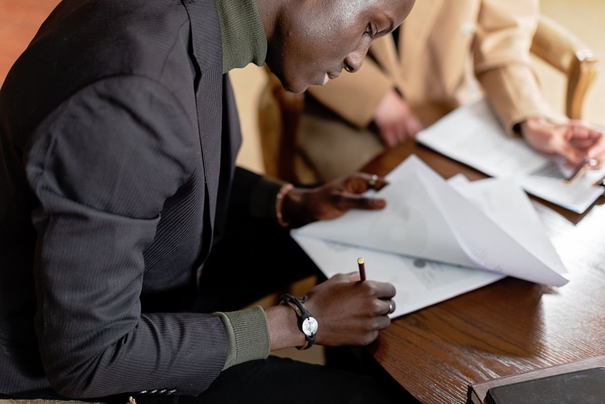 salarié déguisé - travailleur signant un contrat de prestation de service