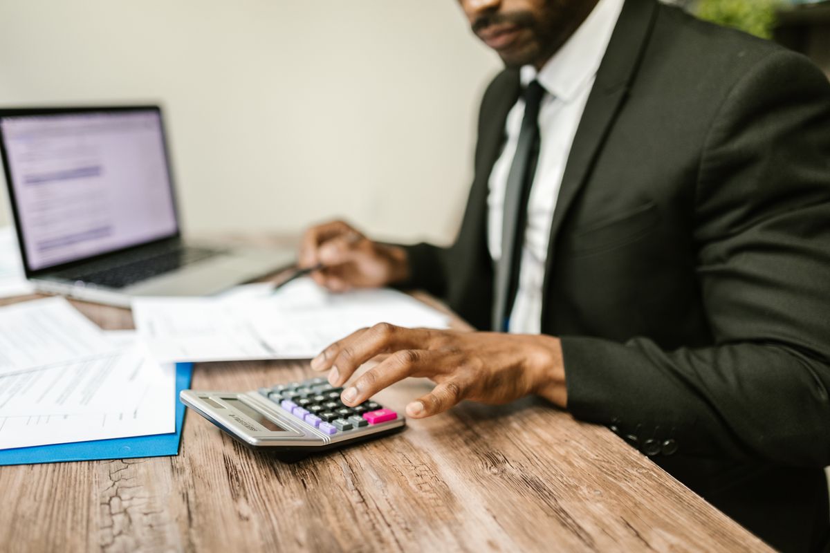 grille CCIT 2026 : un employeur vérifie ses obligations, documents et calculatrice en main