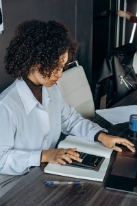 grille CCIT 2026 : responsable RH calculant les nouveaux salaires au bureau