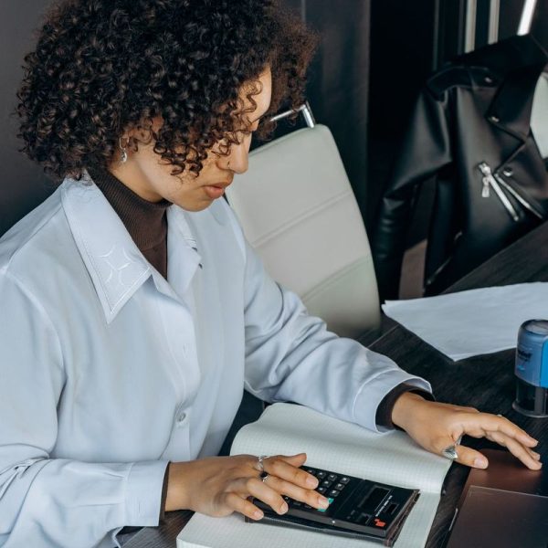 grille CCIT 2026 : responsable RH calculant les nouveaux salaires au bureau
