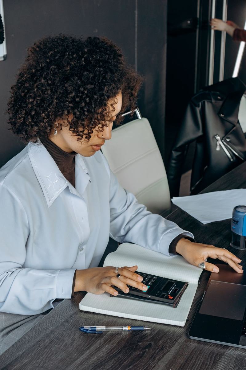 grille CCIT 2026 : responsable RH calculant les nouveaux salaires au bureau