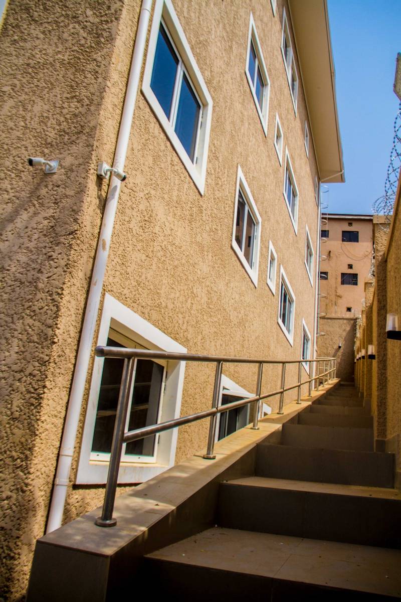 Loyer impayé Togo : immeuble locatif et son escalier extérieur