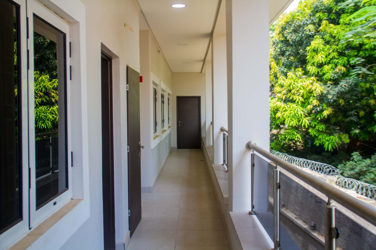 Loyer impayé Togo : coursive desservant des logements loués